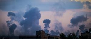 Israel beginnt trotz Waffenstillstand eine Reihe von Angriffen auf Gaza, und nach den Angriffen steigt am 19. Oktober 2025 dichter Rauch aus dem östlichen Teil von Khan Yunis, Gaza, auf.