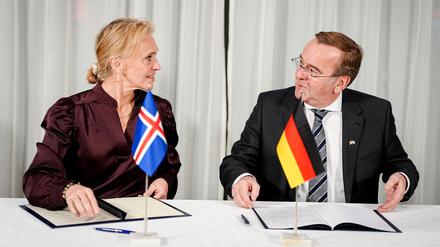 Boris Pistorius (SPD), Bundesminister der Verteidigung, und Thorgerdur Katrin Gunnarsdottir, Außenministerin von Island, unterzeichnen eine Absichtserklärung.