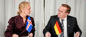 Boris Pistorius (SPD), Bundesminister der Verteidigung, und Thorgerdur Katrin Gunnarsdottir, Außenministerin von Island, unterzeichnen eine Absichtserklärung.