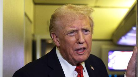 US-Präsident Donald Trump spricht am 19. Oktober 2025 an Bord der Air Force One mit Pressevertretern (Symbolbild).