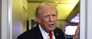 US-Präsident Donald Trump spricht am 19. Oktober 2025 an Bord der Air Force One mit Pressevertretern (Symbolbild).