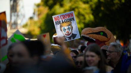Ein Demonstrant hält während der „No Kings”-Demonstration am 18. Oktober 2025 in Portland, Oregon, ein Schild hoch (Symbolbild).