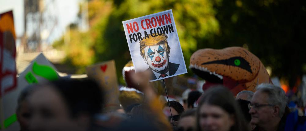 Ein Demonstrant hält während der „No Kings”-Demonstration am 18. Oktober 2025 in Portland, Oregon, ein Schild hoch (Symbolbild).