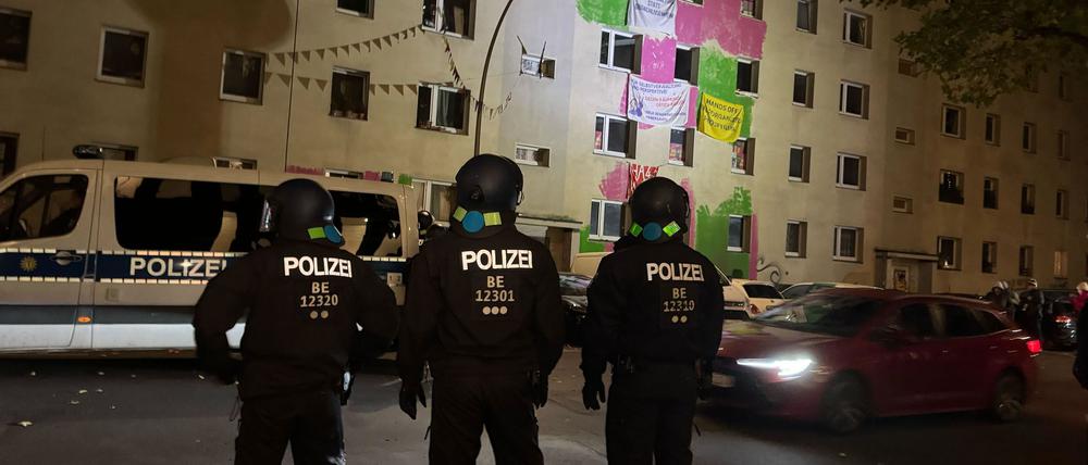 Dutzende Menschen wehren sich in Berlin-Mitte gegen die Räumung von teilweise besetzten Häusern.