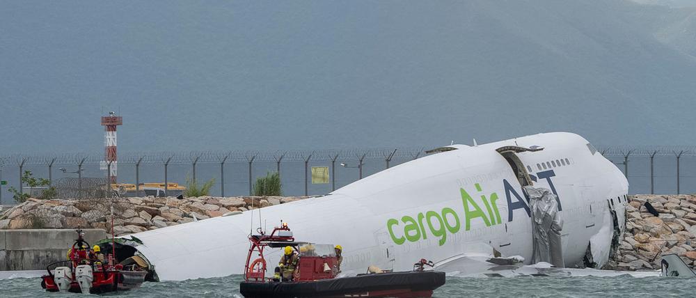 Die Frachtmaschine rutschte über die Landebahn hinaus ins Wasser.