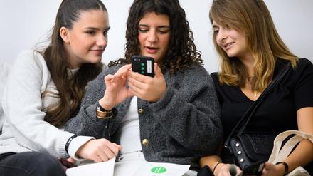 dpa-Newscamp begeistert Berliner Schülerinnen und Schüler für Journalismus und das Entlarven von Desinformation. // Weiterer Text über ots und www.presseportal.de/nr/8218 / Die Verwendung dieses Bildes für redaktionelle Zwecke ist unter Beachtung aller mitgeteilten Nutzungsbedingungen zulässig und dann auch honorarfrei. Veröffentlichung ausschließlich mit Bildrechte-Hinweis.