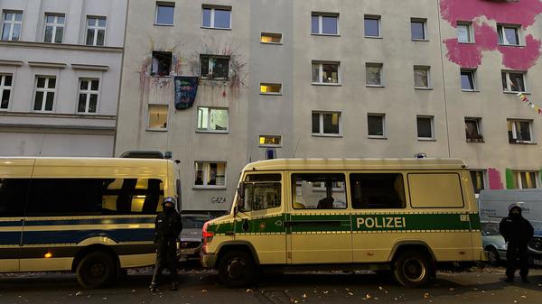Der Polizeieinsatz in der Habersaathstraße am Montag.