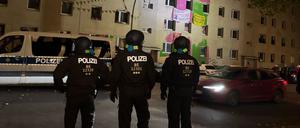 Einsatzkräfte der Polizei stehen vor dem Mehrfamilienhaus in der Habersaathstraße.