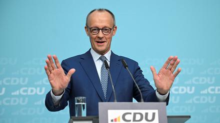Der deutsche Bundeskanzler und Vorsitzende der Christlich-Demokratischen Union (CDU), Friedrich Merz, spricht während einer Pressekonferenz in der CDU-Zentrale.