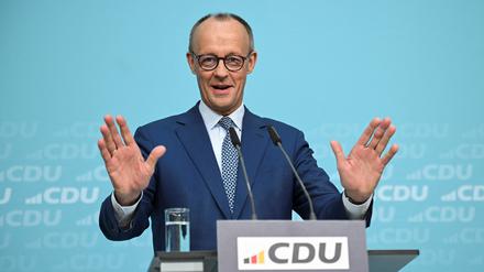 Bundeskanzler Friedrich Merz (CDU) spricht bei einer Pressekonferenz.
