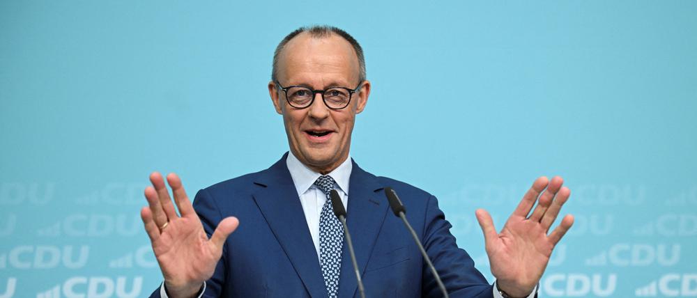 Der deutsche Bundeskanzler und Vorsitzende der Christlich-Demokratischen Union (CDU), Friedrich Merz, spricht während einer Pressekonferenz in der CDU-Zentrale.