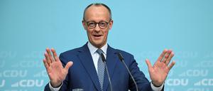 Bundeskanzler Friedrich Merz (CDU) spricht bei einer Pressekonferenz.