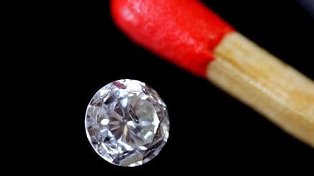 Eine kleine Menge der Asche eines Verstorbenen reicht aus, um daraus einen synthetischen Diamanten herzustellen.