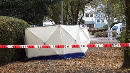 Ein maskierter Mann hat auf eine Frau eingestochen, als sie ihr Wohnhaus in Bremen verließ. Auch ihr Sohn wurde verletzt.