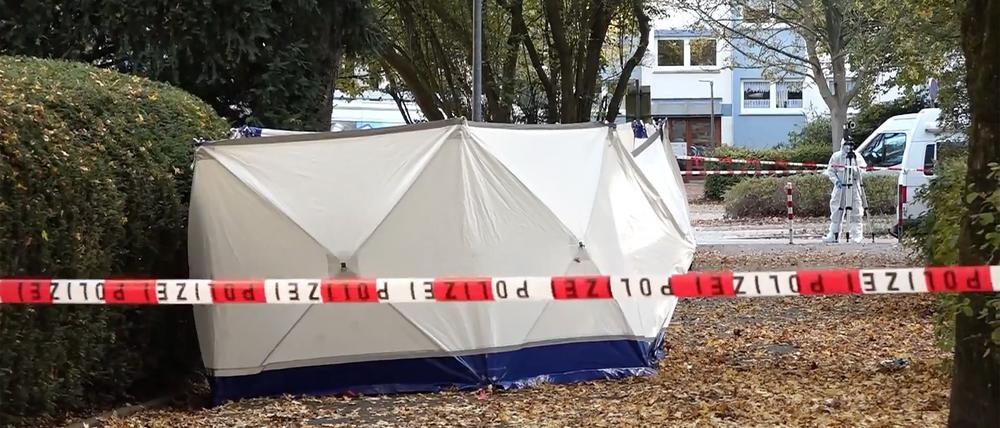 Ein maskierter Mann hat auf eine Frau eingestochen, als sie ihr Wohnhaus in Bremen verließ. Auch ihr Sohn wurde verletzt.