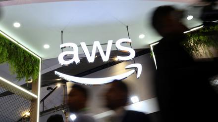 Menschen gehen am 8. Oktober 2025 am Stand von Amazon Web Services (AWS) auf dem India Mobile Congress 2025 im Yashobhoomi, einem Kongress- und Ausstellungszentrum in Neu-Delhi, Indien, vorbei (Symbolbild).