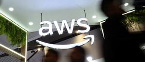 Menschen gehen am 8. Oktober 2025 am Stand von Amazon Web Services (AWS) auf dem India Mobile Congress 2025 im Yashobhoomi, einem Kongress- und Ausstellungszentrum in Neu-Delhi, Indien, vorbei (Symbolbild).