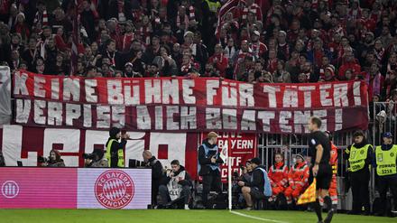 Protest der Bayern-Fans beim Spiel gegen Dortmund.