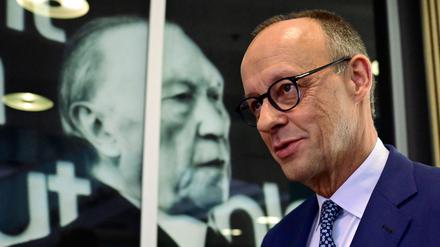 CDU-Chef Friedrich Merz geht im Konrad-Adenauer-Haus an einem Foto des ersten deutschen Bundeskanzlers vorbei, auf den er sich in seiner Abgrenzung zur AfD zuletzt immer häufiger bezieht.