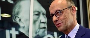 CDU-Chef Friedrich Merz geht im Konrad-Adenauer-Haus an einem Foto des ersten deutschen Bundeskanzlers vorbei, auf den er sich in seiner Abgrenzung zur AfD zuletzt immer häufiger bezieht.