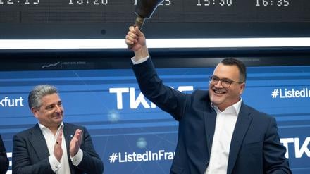Nach der ersten Börsennotierung von TKMS wird die Glocke geschwungen.