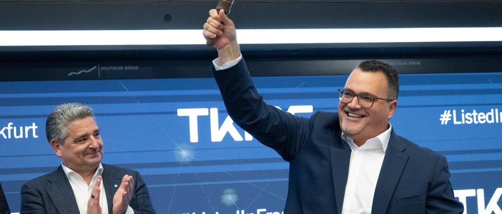 Nach der ersten Börsennotierung von TKMS wird die Glocke geschwungen.