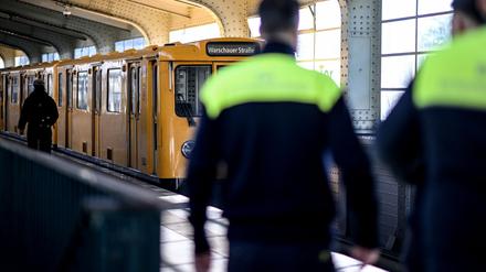Im ersten Halbjahr gab es in Bahnhöfen und Fahrzeugen der BVG deutlich weniger Straftaten und Übergriffe auf Beschäftigte. 