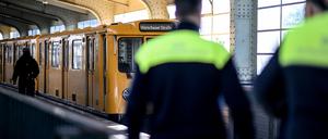 Im ersten Halbjahr gab es in Bahnhöfen und Fahrzeugen der BVG deutlich weniger Straftaten und Übergriffe auf Beschäftigte.