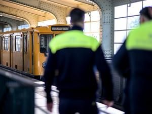 Im ersten Halbjahr gab es in Bahnhöfen und Fahrzeugen der BVG deutlich weniger Straftaten und Übergriffe auf Beschäftigte. 