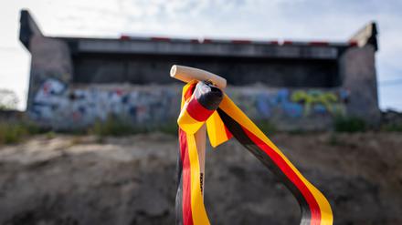 Für den Neubau der Ringbahnbrücke erfolgte im Berliner Westen der feierliche Spatenstich.