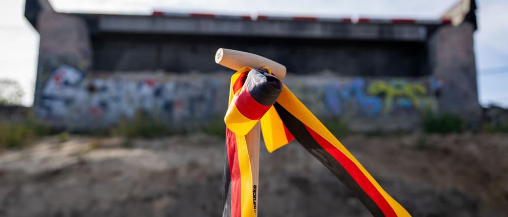 Für den Neubau der Ringbahnbrücke erfolgte im Berliner Westen der feierliche Spatenstich.
