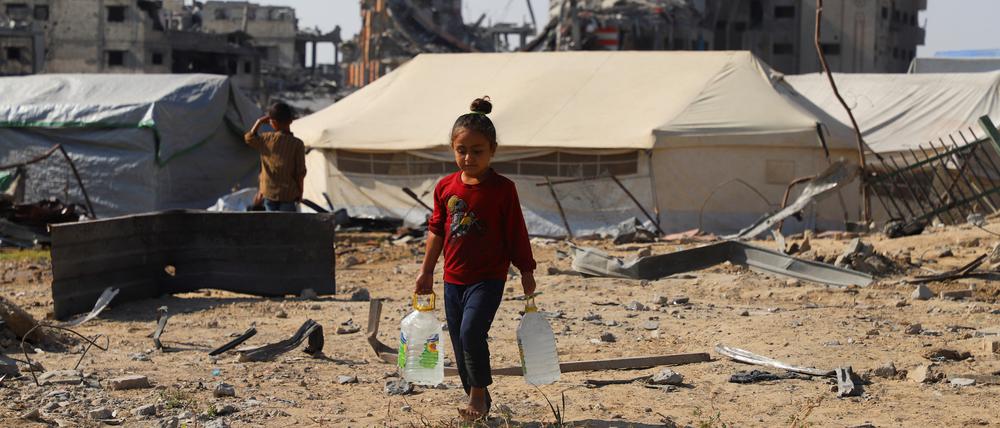 Palästinensisches Mädchen in einem Lager in Gaza-Stadt.