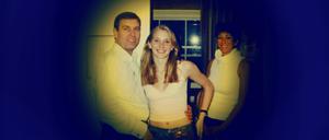 Diese undatierte, vom US-Justizministerium zur Verfügung gestellte Foto zeigt Prinz Andrew (l-r), Herzog von York, Virginia Giuffre aus den USA und Ghislaine Maxwell.