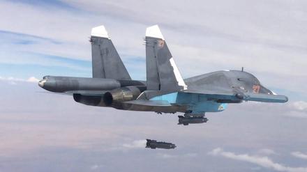 Die russischen Luftstreitkräfte werfen 2015 über der von der IS kontrollierten Provinz Al-Raqqah in Syrien eine Lenbombe des Typs KAB-500 ab. 