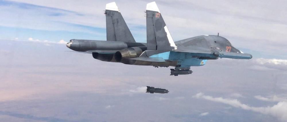 Die russischen Luftstreitkräfte werfen 2015 über der von der IS kontrollierten Provinz Al-Raqqah in Syrien eine Lenbombe des Typs KAB-500 ab.