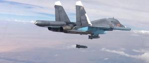 Die russischen Luftstreitkräfte werfen 2015 über der von der IS kontrollierten Provinz Al-Raqqah in Syrien eine Lenbombe des Typs KAB-500 ab. 