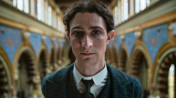 Der deutsche Schauspieler Idan Weiss verkörpert den Unruhegeist von Franz Kafka eindringlich.