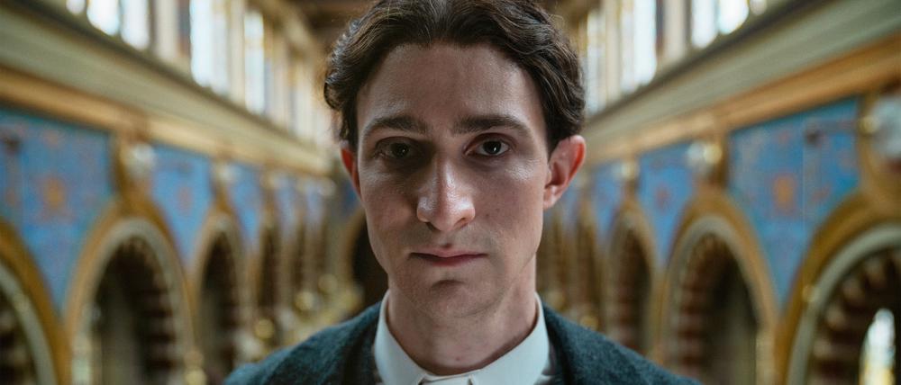 Der deutsche Schauspieler Idan Weiss verkörpert den Unruhegeist von Franz Kafka eindringlich.