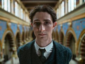 Der deutsche Schauspieler Idan Weiss verkörpert den Unruhegeist von Franz Kafka eindringlich.