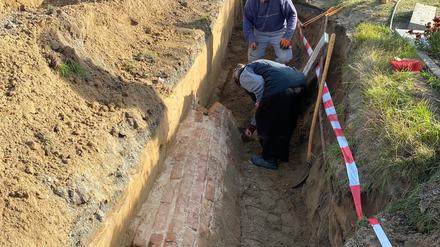Eine Gruft wurde bei Arbeiten auf dem Golmer Friedhof entdeckt