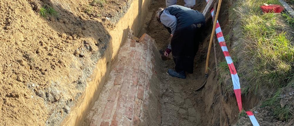 Eine Gruft wurde bei Arbeiten auf dem Golmer Friedhof entdeckt