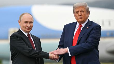 US-Präsident Donald Trump begrüßt den russischen Präsidenten Wladimir Putin am 15. August 2025 auf dem Rollfeld der Joint Base Elmendorf-Richardson in Anchorage, Alaska.
