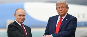 US-Präsident Donald Trump begrüßt den russischen Präsidenten Wladimir Putin am 15. August 2025 auf dem Rollfeld der Joint Base Elmendorf-Richardson in Anchorage, Alaska.