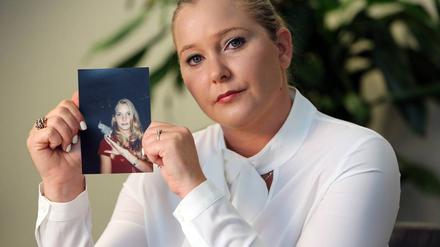 Virginia Giuffre mit einem Foto von ihr als Teenagerin.