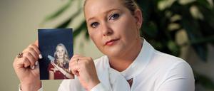 Virginia Giuffre mit einem Foto von ihr als Teenagerin.