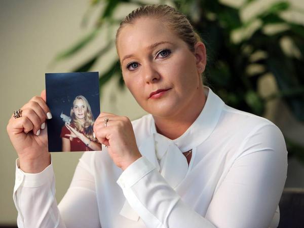 Virginia Giuffre mit einem Foto von ihr als Teenagerin.