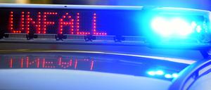 Auf einem Polizeifahrzeug warnt eine Leuchtschrift vor einer Unfallstelle. 
