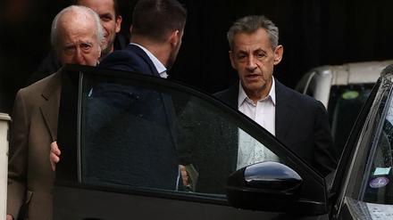 Der frühere französische Präsident Nicolas Sarkozy mit politischen Weggefährten in Paris.