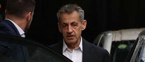 Der frühere französische Präsident Nicolas Sarkozy mit politischen Weggefährten in Paris.