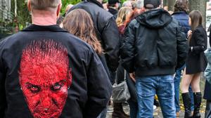 Eine lange Schlange von Fans steht bei der Autogrammstunde von Rammstein-Sänger Till Lindemann und Unternehmer Joey Kelly an. Vom ursprünglich vorgesehenen Ort, dem Astra-Kulturhaus, wurde die Veranstaltung in die Hertzstraße in Wilhelmsruh verlegt.